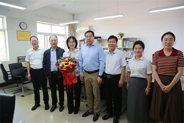 黄思光书记与附中领导及老师合影留念.JPG