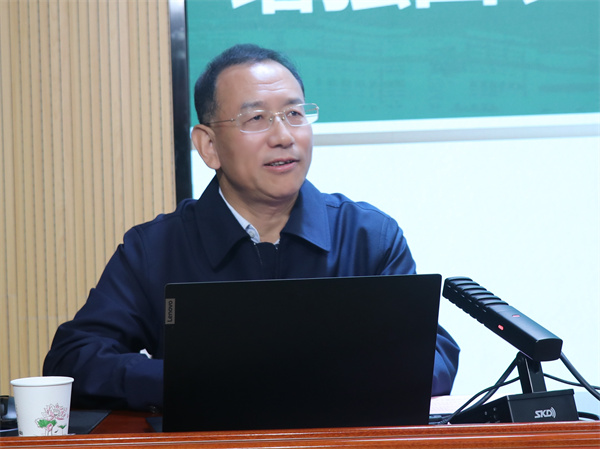 大学党委副书记闫祖书为我校教师作校史专题报告