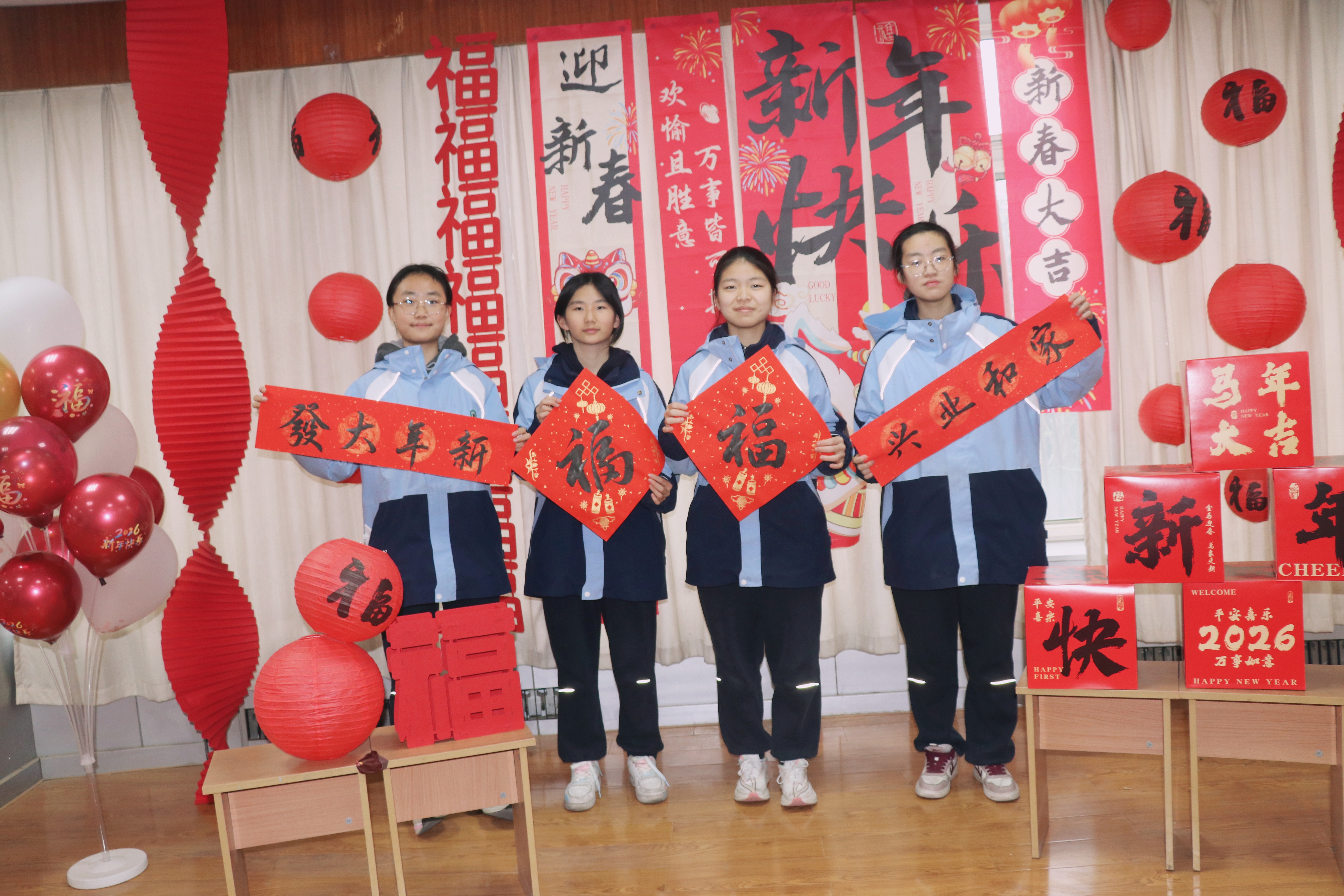 墨润新春，福满附中！师生挥毫泼墨，书写马年好寓意