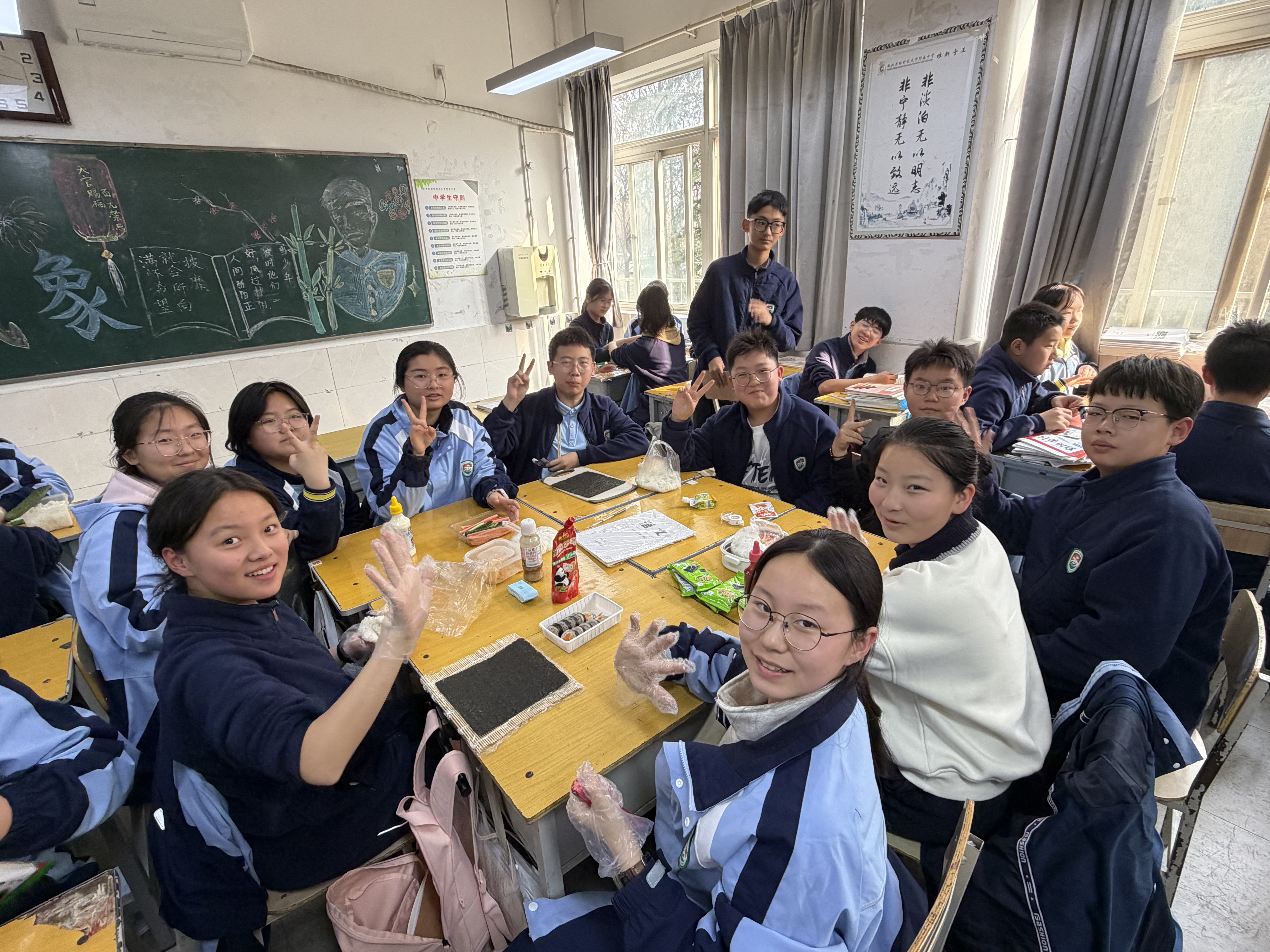 拒绝枯燥！初一劳技课上，水果拼盘、紫菜包饭全都安排上！