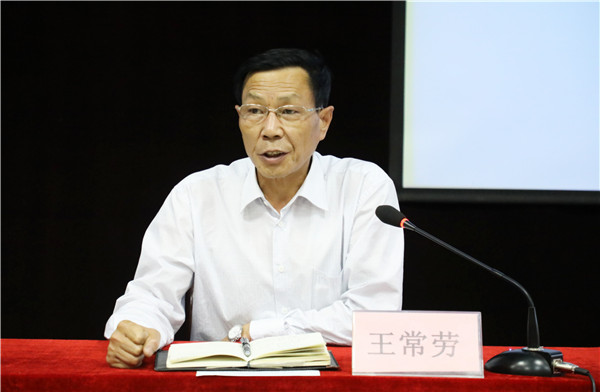 会上,张书民副校长还宣读了对初三年级10名优秀同学的表彰奖励决定.